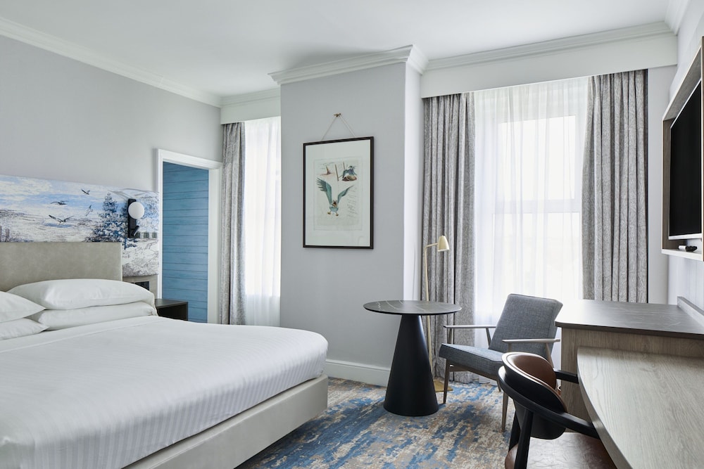 DELUXE, KING BED