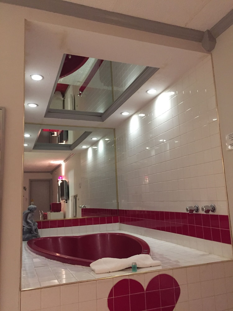 Wildwood Inn Tropical Dome & Theme Suites 42/74