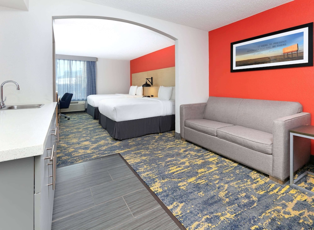 La Quinta Inn & Suites by Wyndham Dallas - Las Colinas 7/20