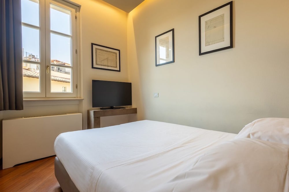 ROOM, FRENCH BED