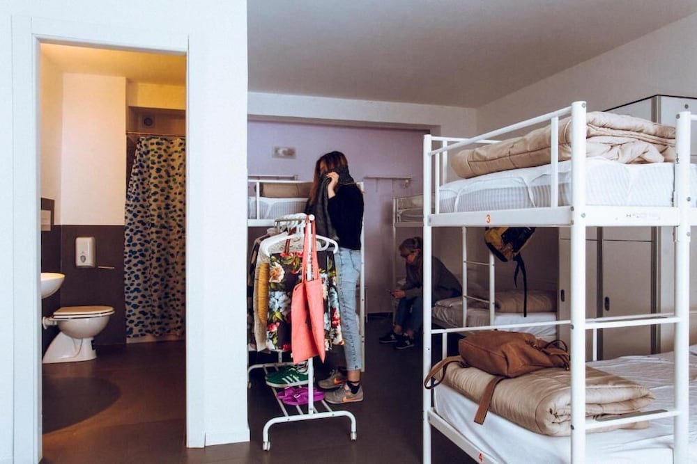 FEMALE DORM, FEMALE ONLY, 4 PEOPLE