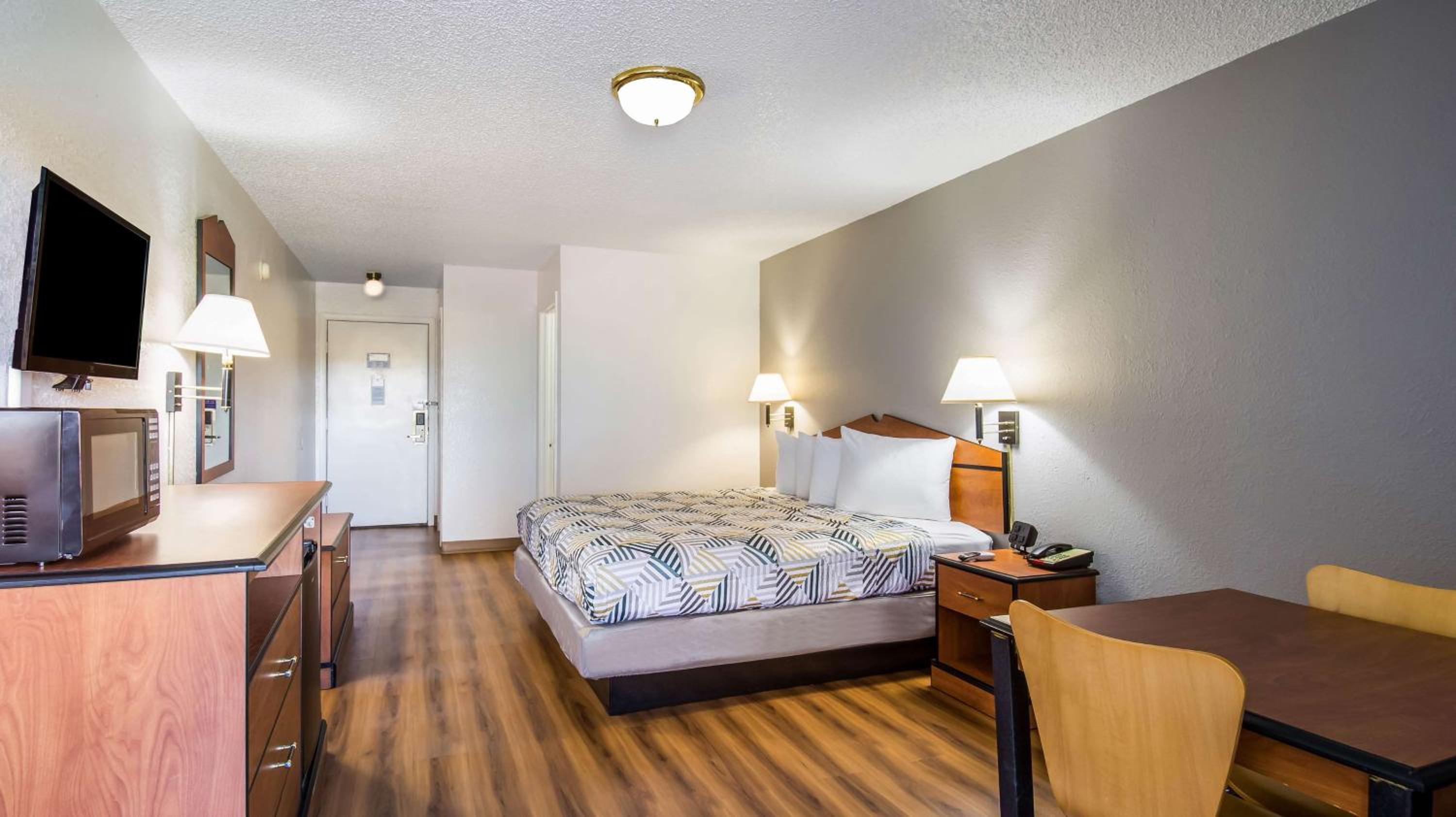 1 King Bed - Non-Smoking, Hot Tub, Micfridge