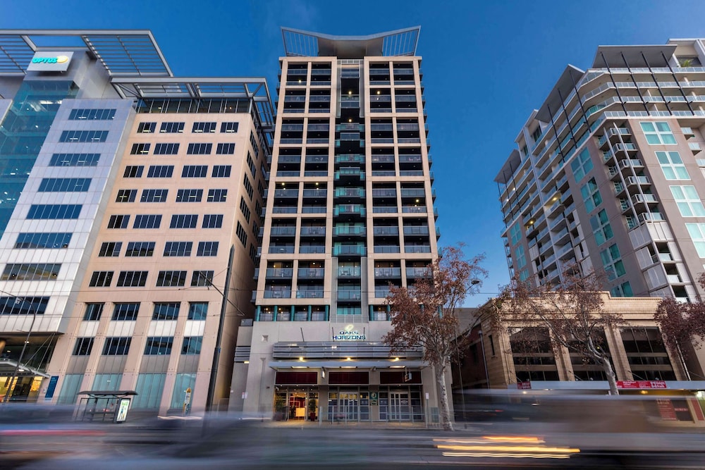 Oaks Adelaide Horizons Suites 4/70