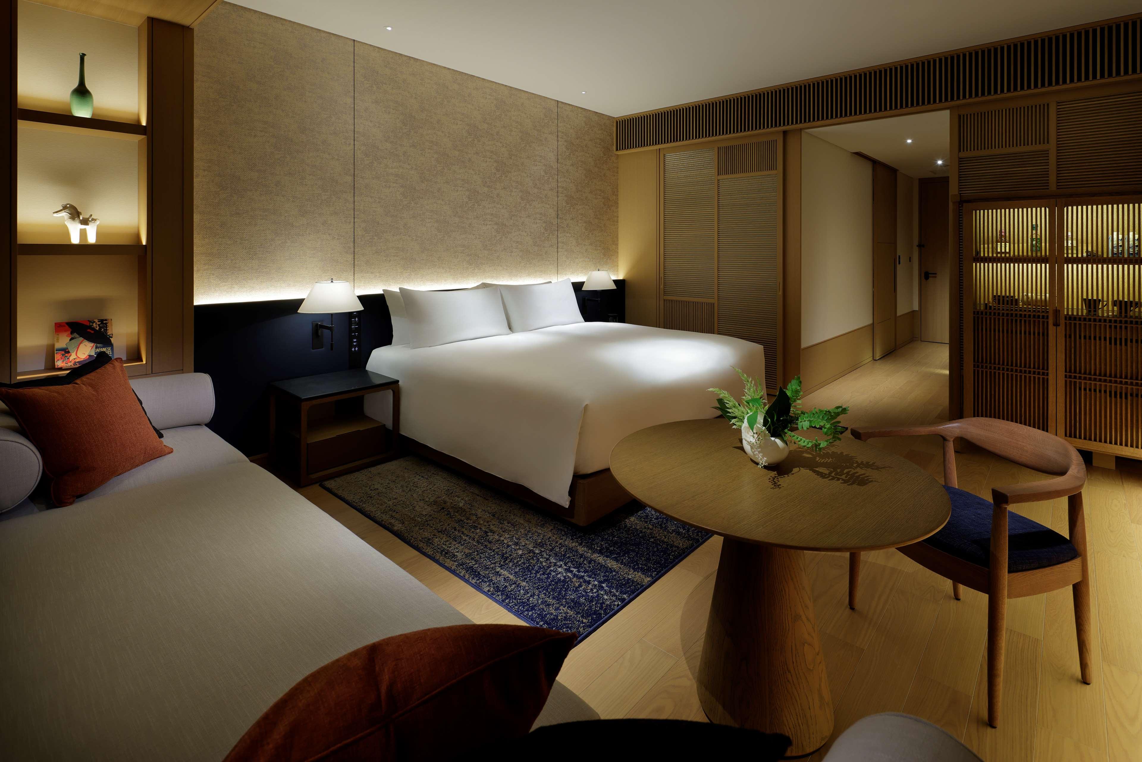 Premier, Deluxe, King Bed, Sofa