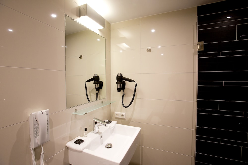جناح سوبيريور بسريرين منفصلين مع أريكة، Royal Amsterdam Hotel 6/6