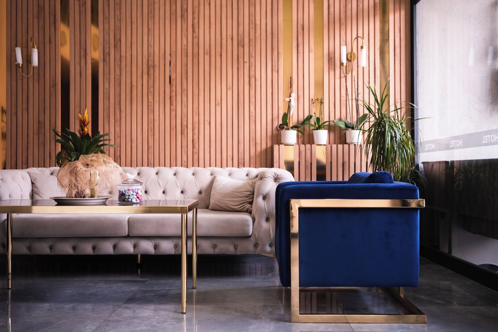 Leons Hotel 5/50