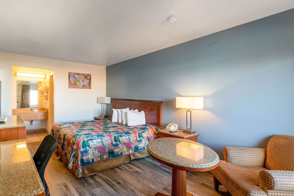 Standard, King Bed, Pool Side، Econo Lodge Phoenix North I-17 2/3