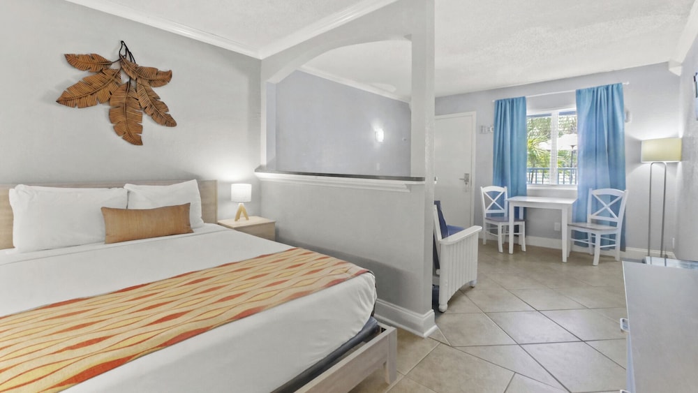 CONDO, STANDARD, POOL SIDE, KITCHENETTE