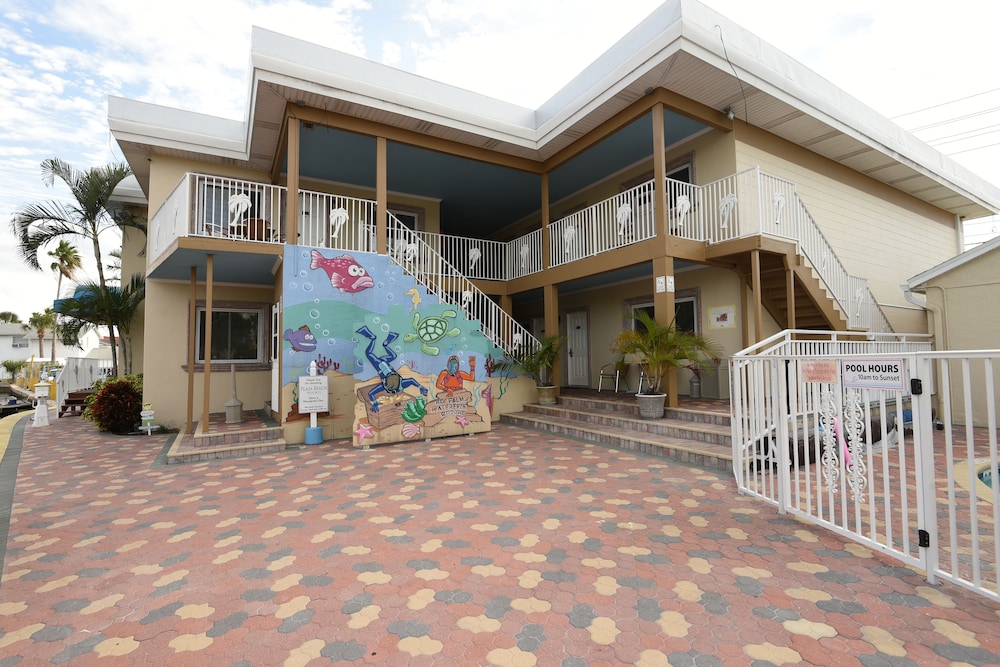 Bay Palms Waterfront Resort - Hotel and Marina 60/70