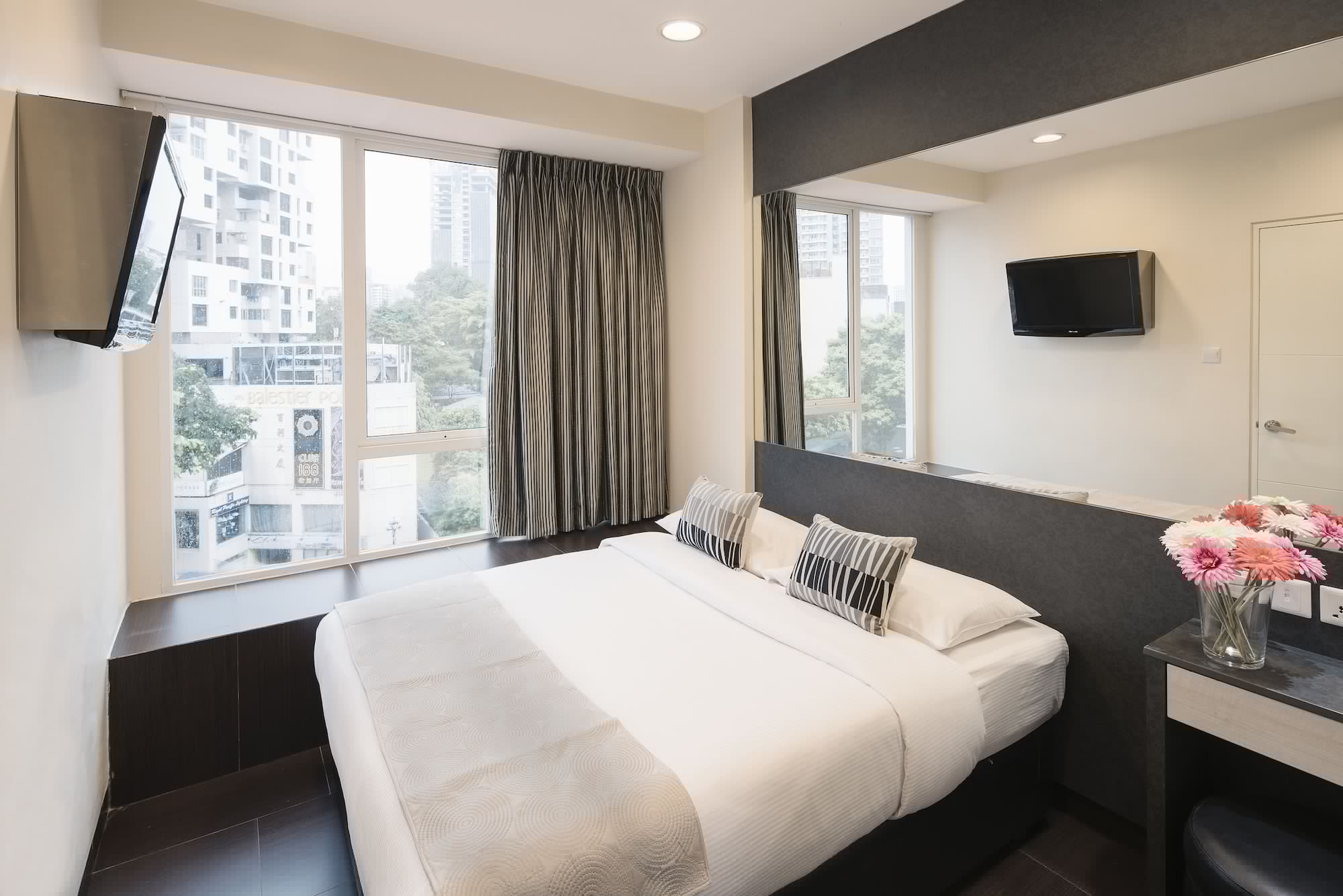 SUPERIOR, QUEEN BED