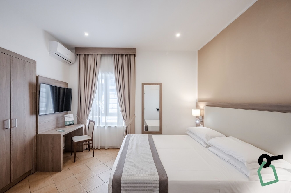 EXTERNAL, STANDARD, DOUBLE OR TWIN BED, PRIVATE BATHROOM
