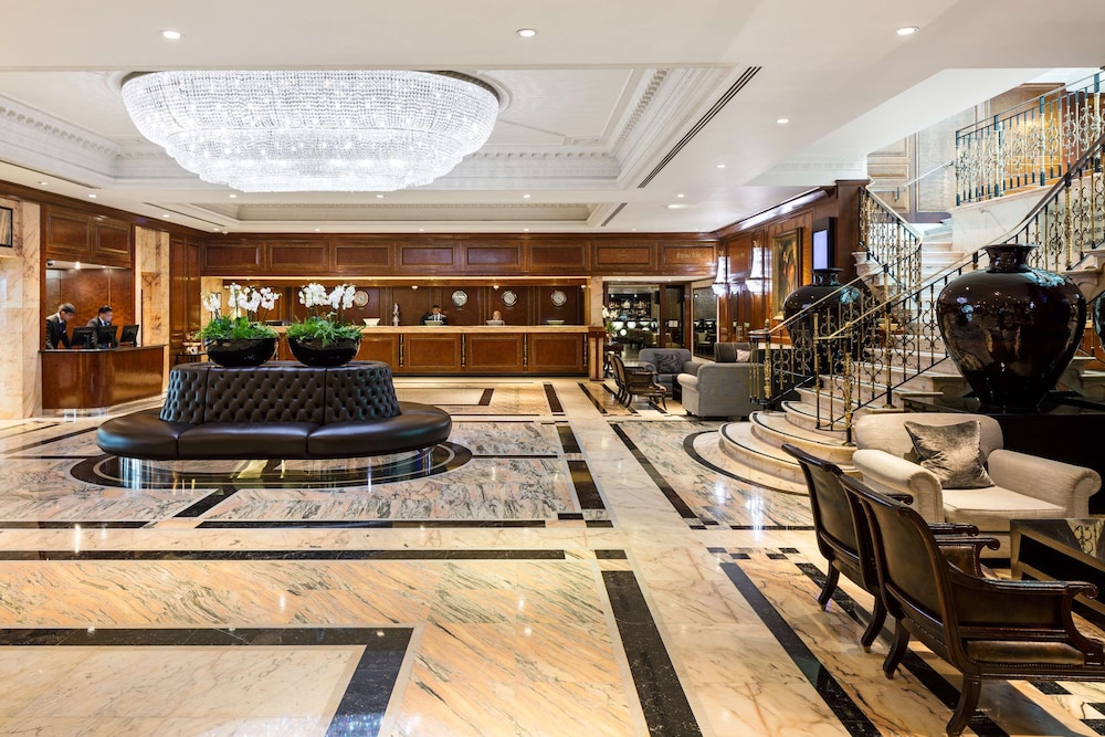 Lobby at Radisson Blu Hotel, London Heathrow, Hayes