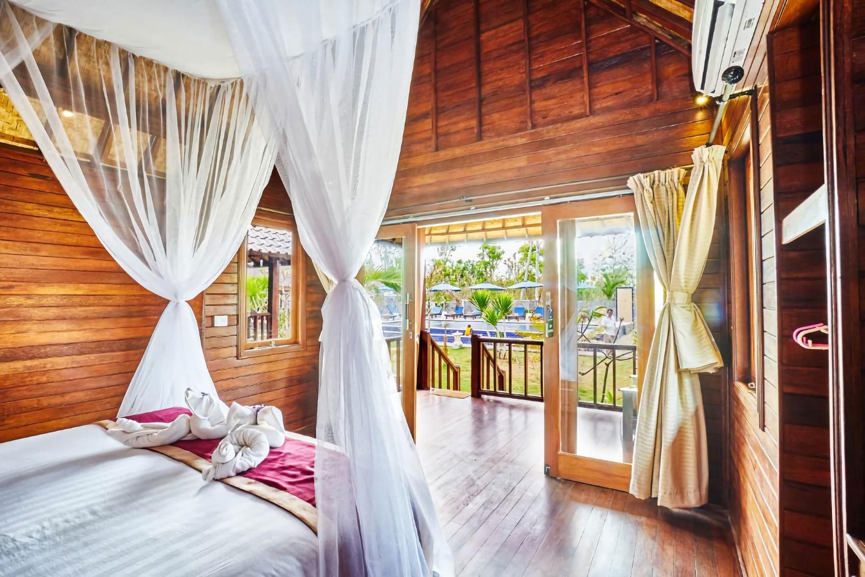 Hut, Queen Bed, Pool View