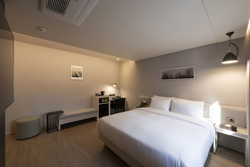 DELUXE, DOUBLE BED