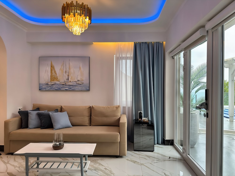 Panorama Suites And Spa 68/85