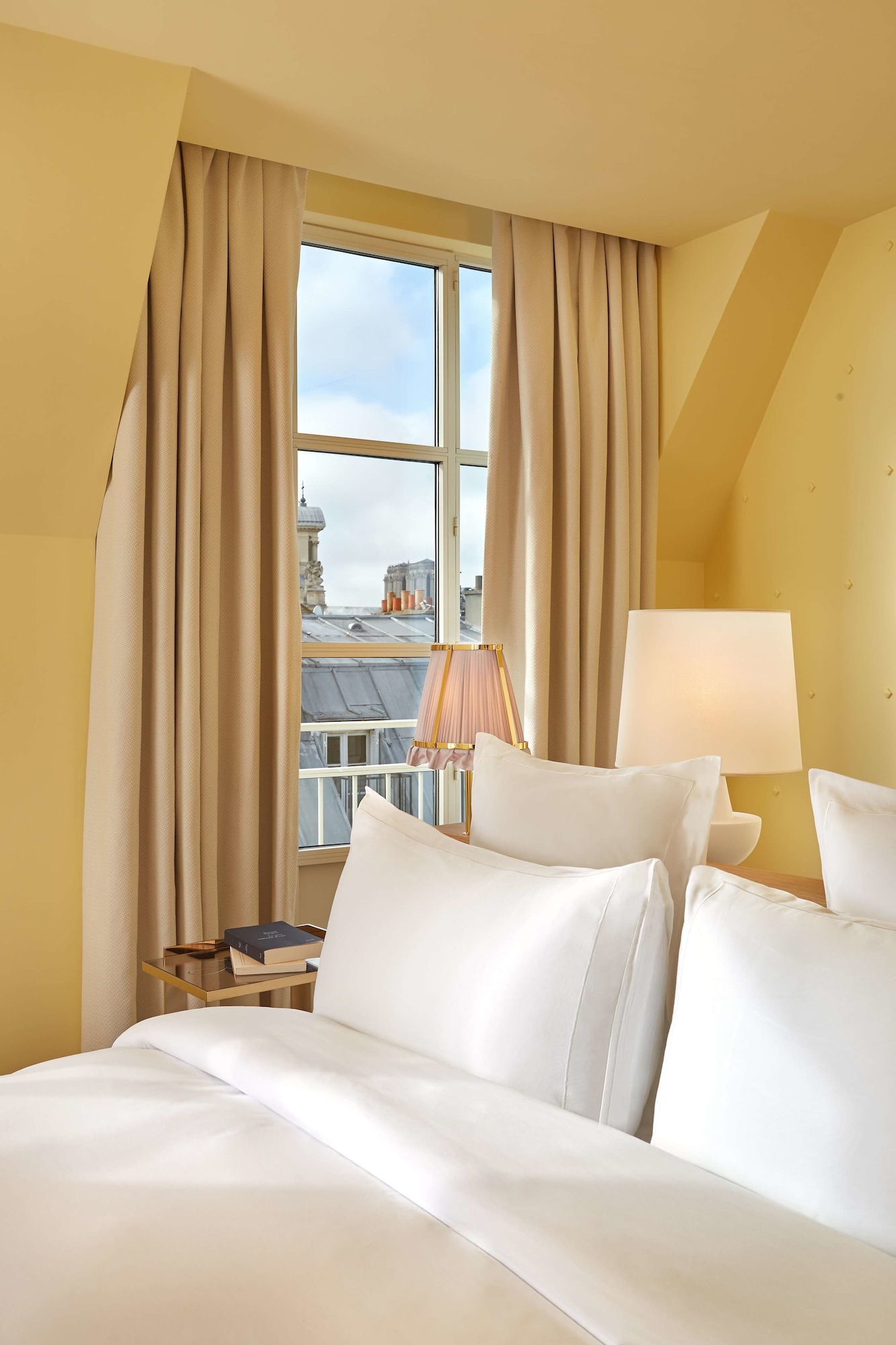 EXECUTIVE, QUEEN BED
