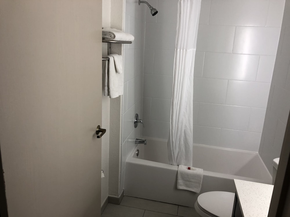 Red Lion Inn & Suites Elk Grove Village, IL 39/42