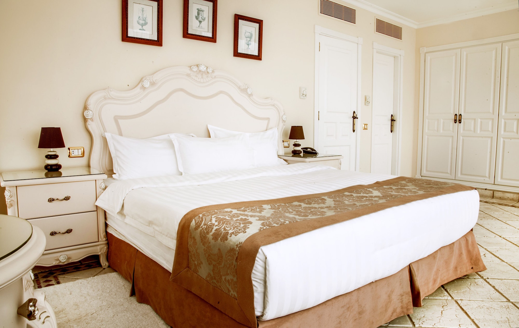 جناح سوبيريور بسريرين كينج بغرفتي نوم بحوض جاكوزي، Flamingo Suites 3/9