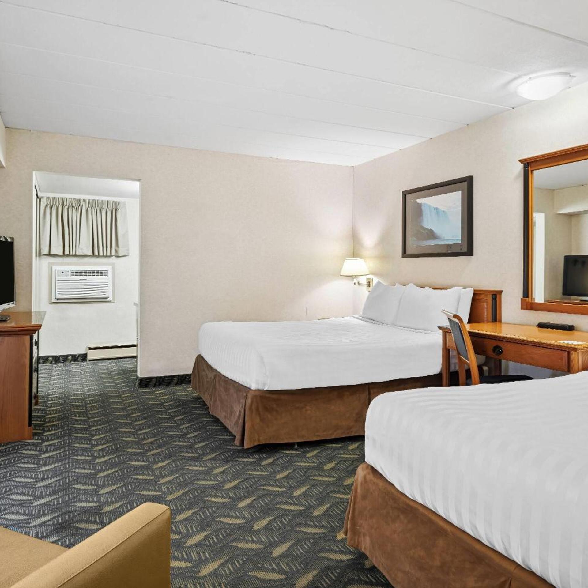 Room, 3 Queen Beds, Queen Bed
