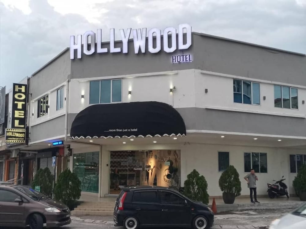 Hollywood Hotel 4/34
