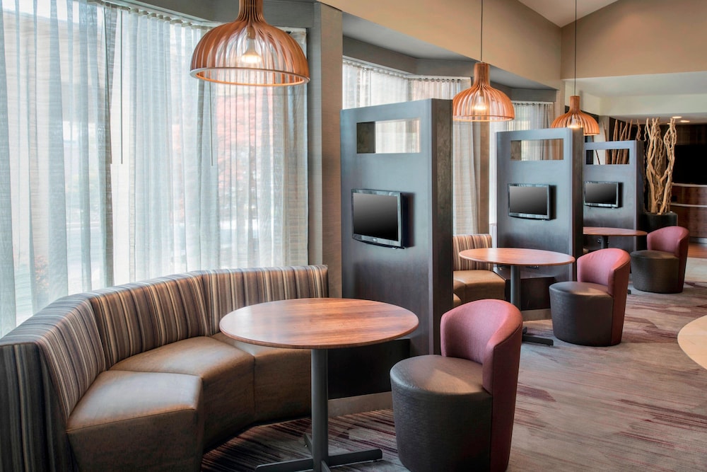 Courtyard By Marriott Newark Liberty International Airport 23/37
