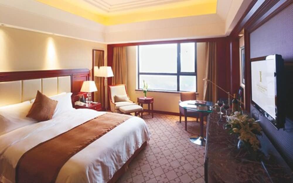 EXECUTIVE, SUITE