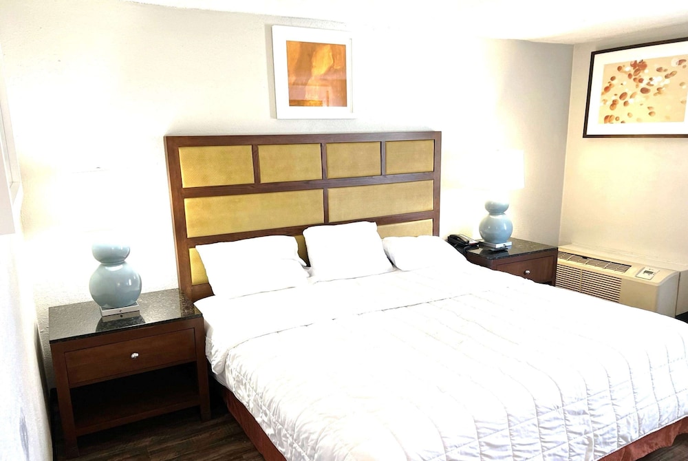 Baymont Inn And Suites By Wyndham Columbus / Near Osu 24/60
