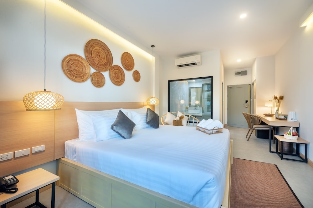 DELUXE, DOUBLE BED, POOL ACCESS