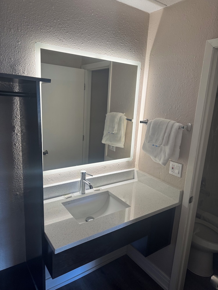 Super 8 by Wyndham Rockford South 32/32