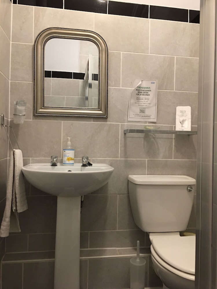 Glenheath Hotel 44/49