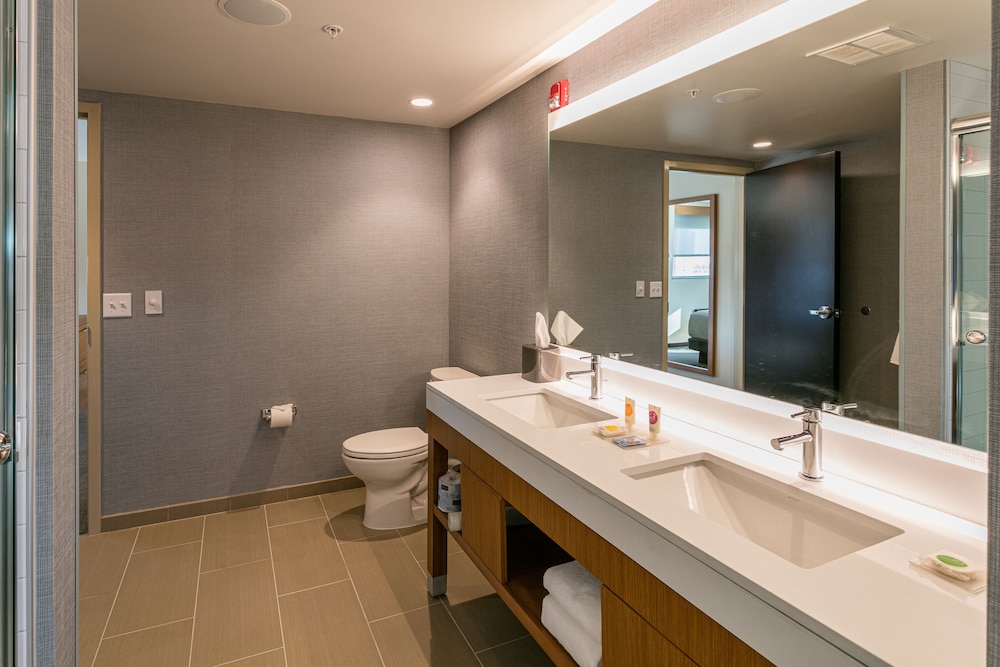 Hyatt Place Wilmington Riverfront 35/66