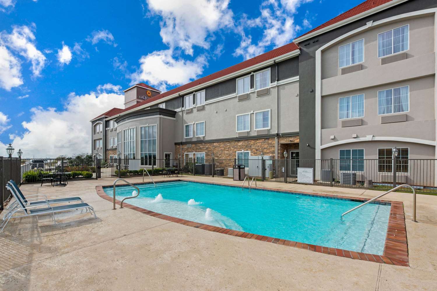 La Quinta Inn & Suites by Wyndham Bridge City 42/44