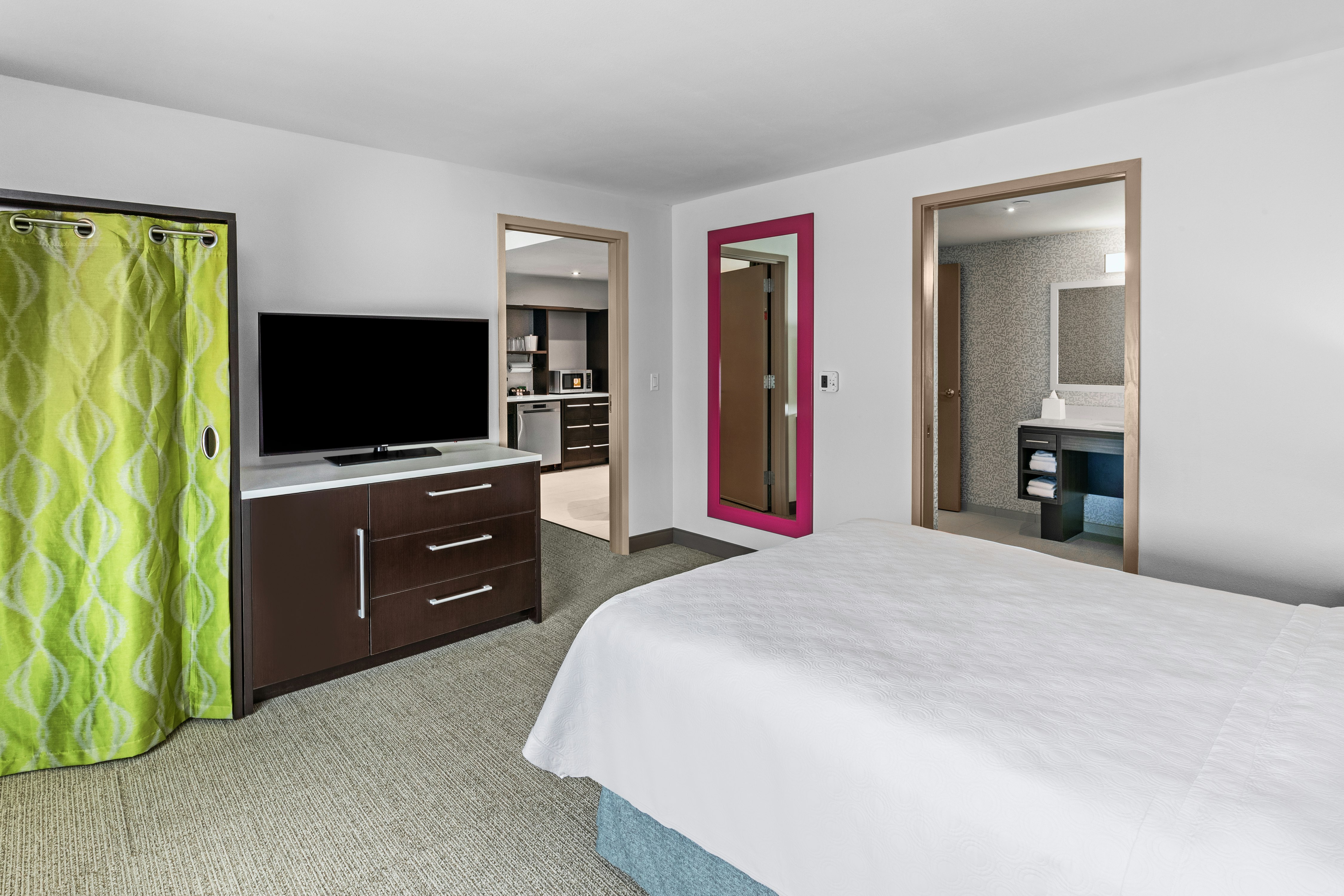 SUITE, QUEEN BED, ACCESSIBLE