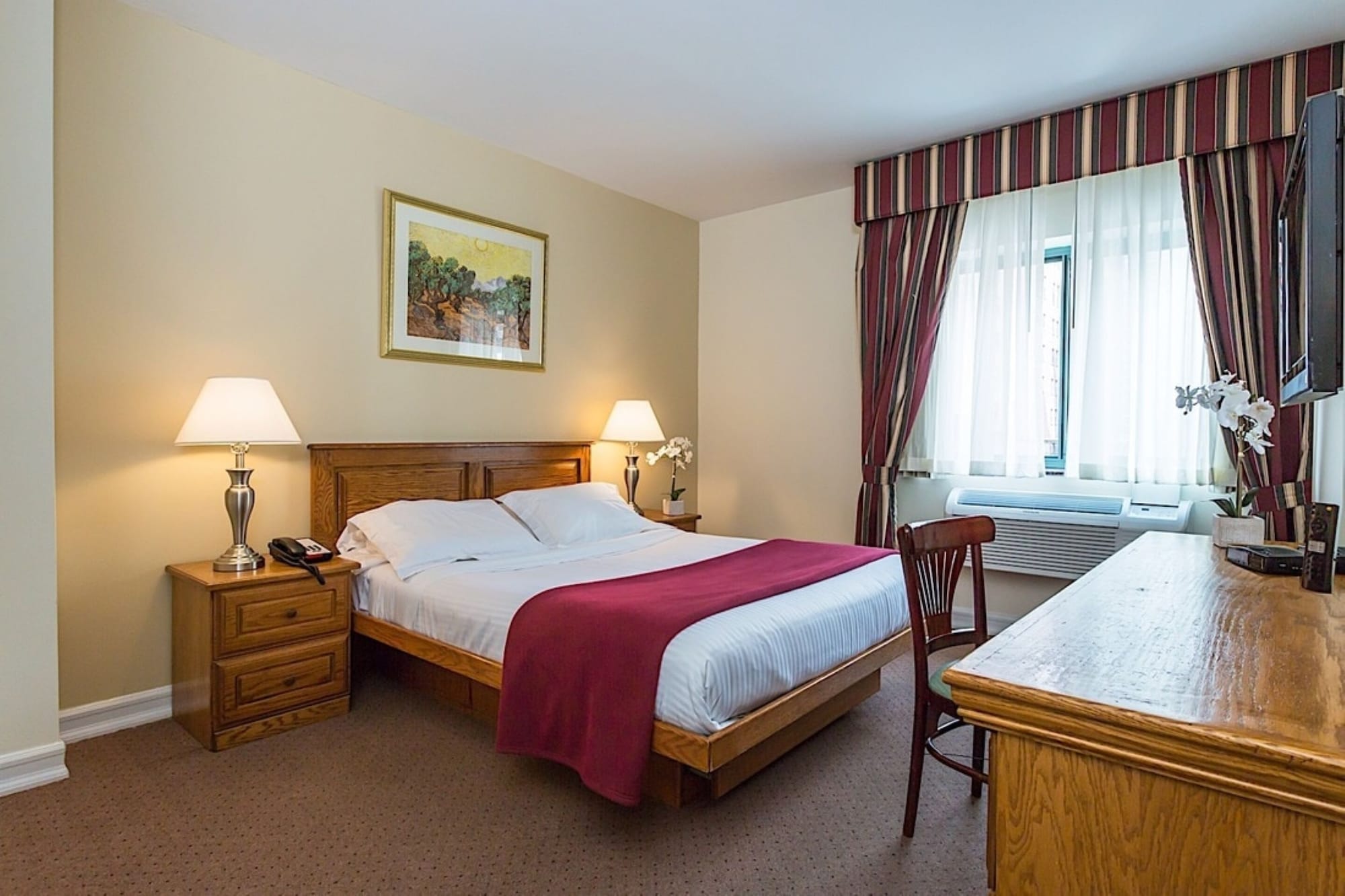 DELUXE, QUEEN BED