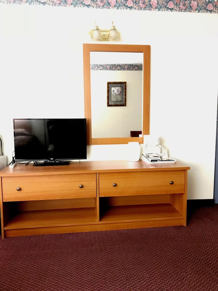 Adirondack Efficiencies Ex Econo Lodge Watertown 5/43
