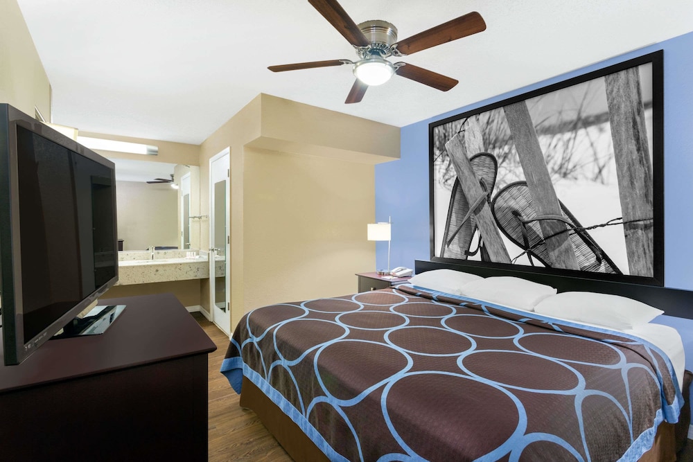 Super 8 by Wyndham Ellenton Bradenton Area 13/29