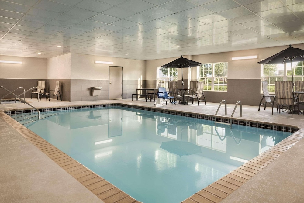 Country Inn and Suites by Radisson Coralville IA 15/26