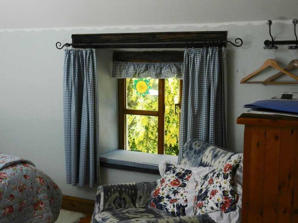 Armidale Cottages Bed & Breakfast 11/28