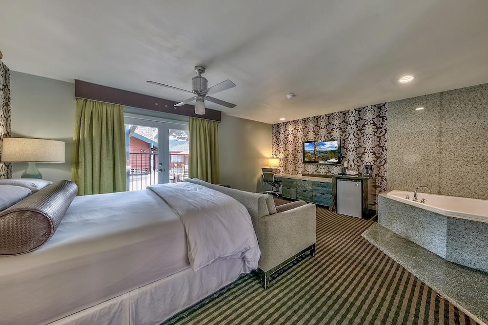 SUITE, KING BED, POOL SIDE