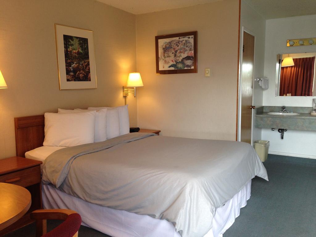 Redwood Inn 13/28