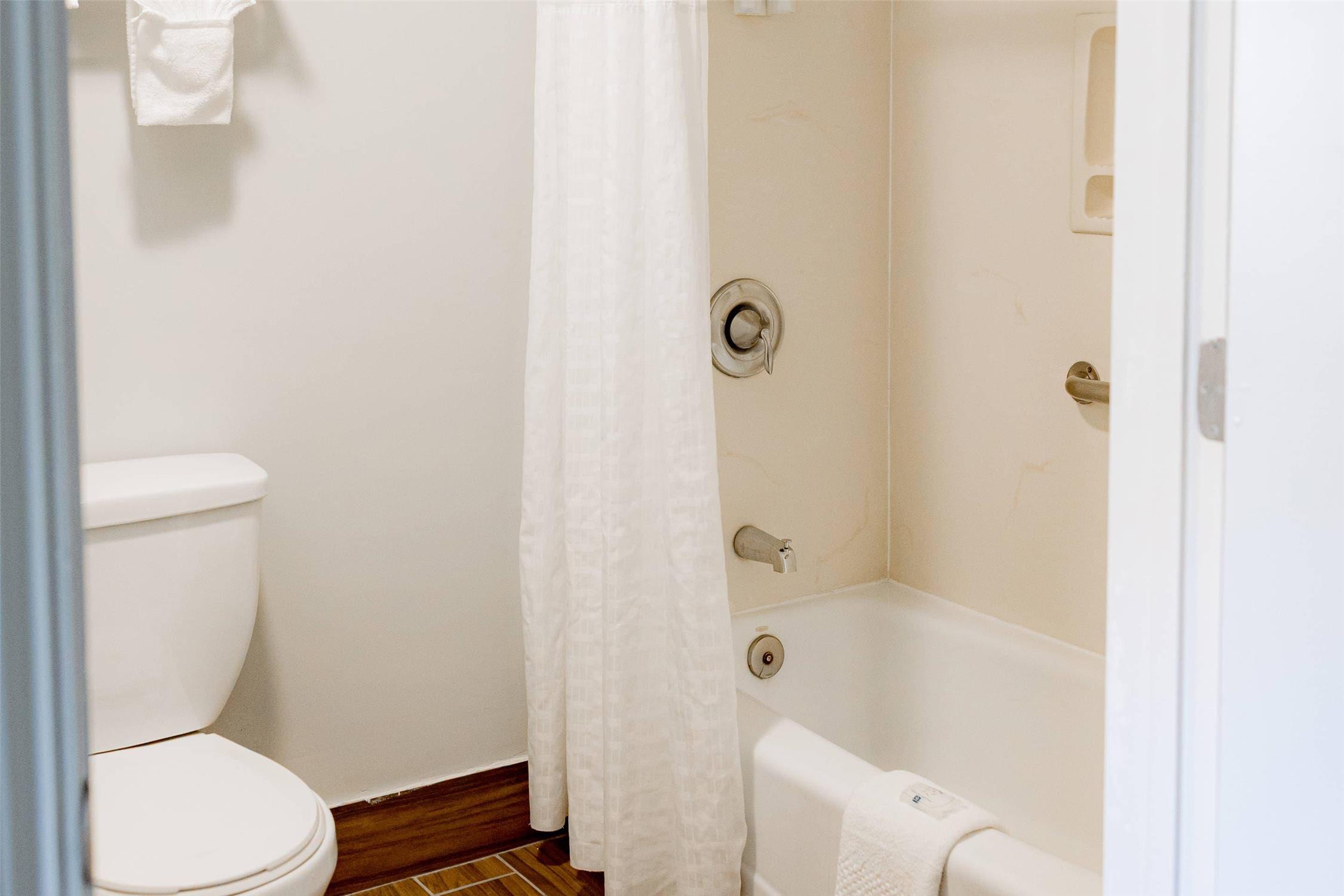جناح بسرير كينج، Quality Inn & Suites Lathrop 4/6