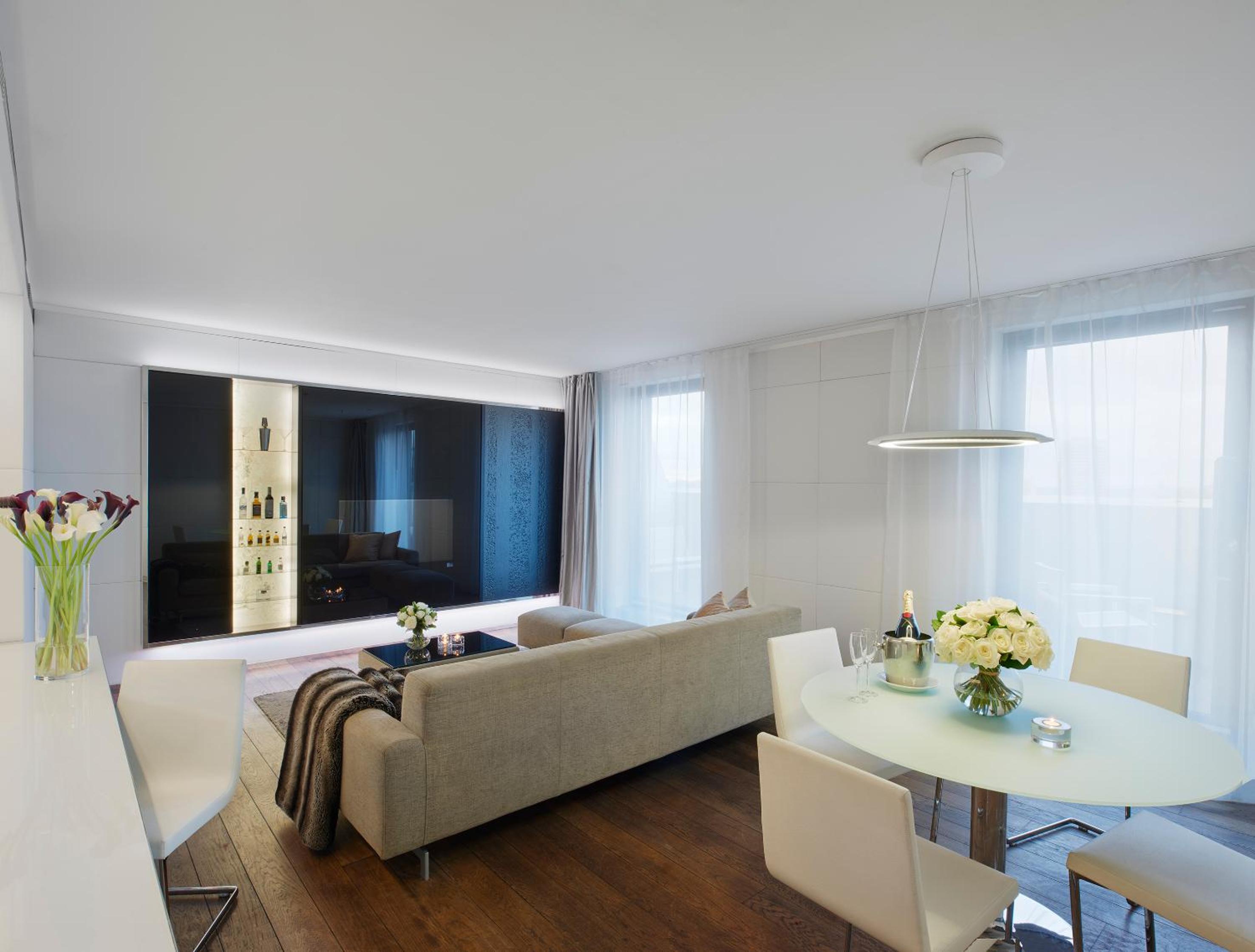 2 Bedrooms, Beyond Me, London, 2 Queen Beds, Terrace View، Me London Hotel 5/5