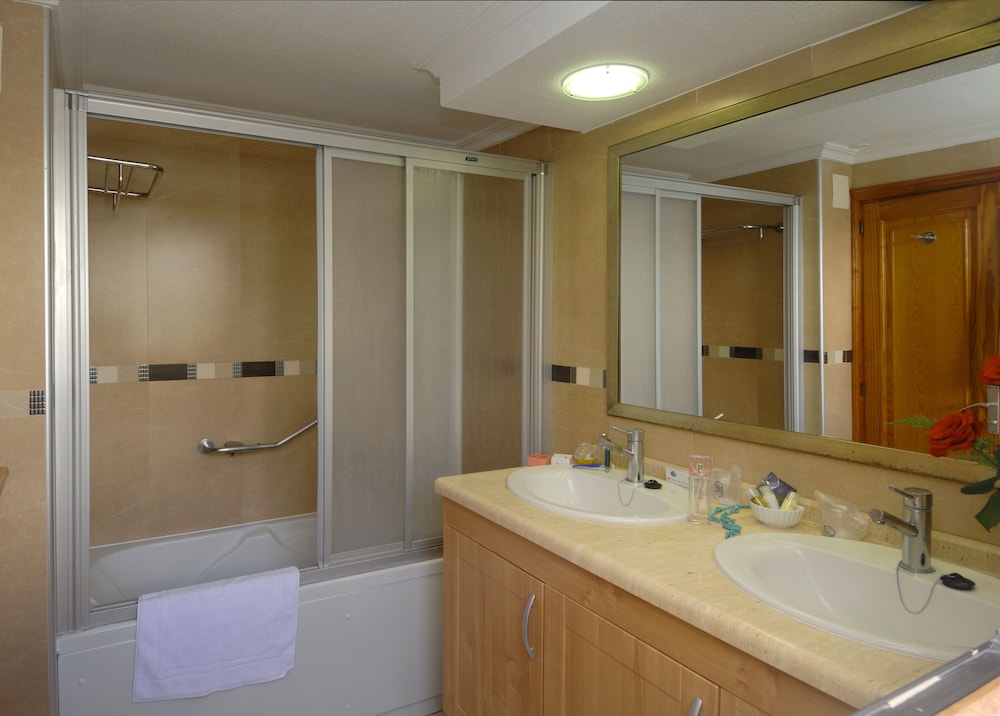 Beverly Hills Suites - Excel Hotels & Resorts 72/73