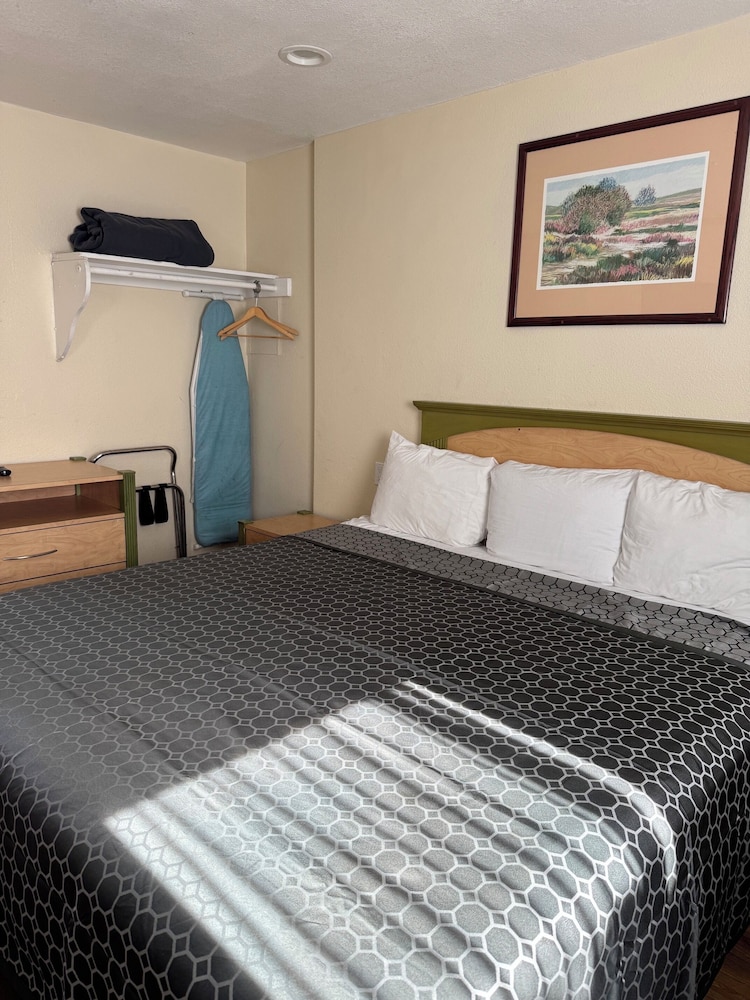 Castaway Motel 18/48