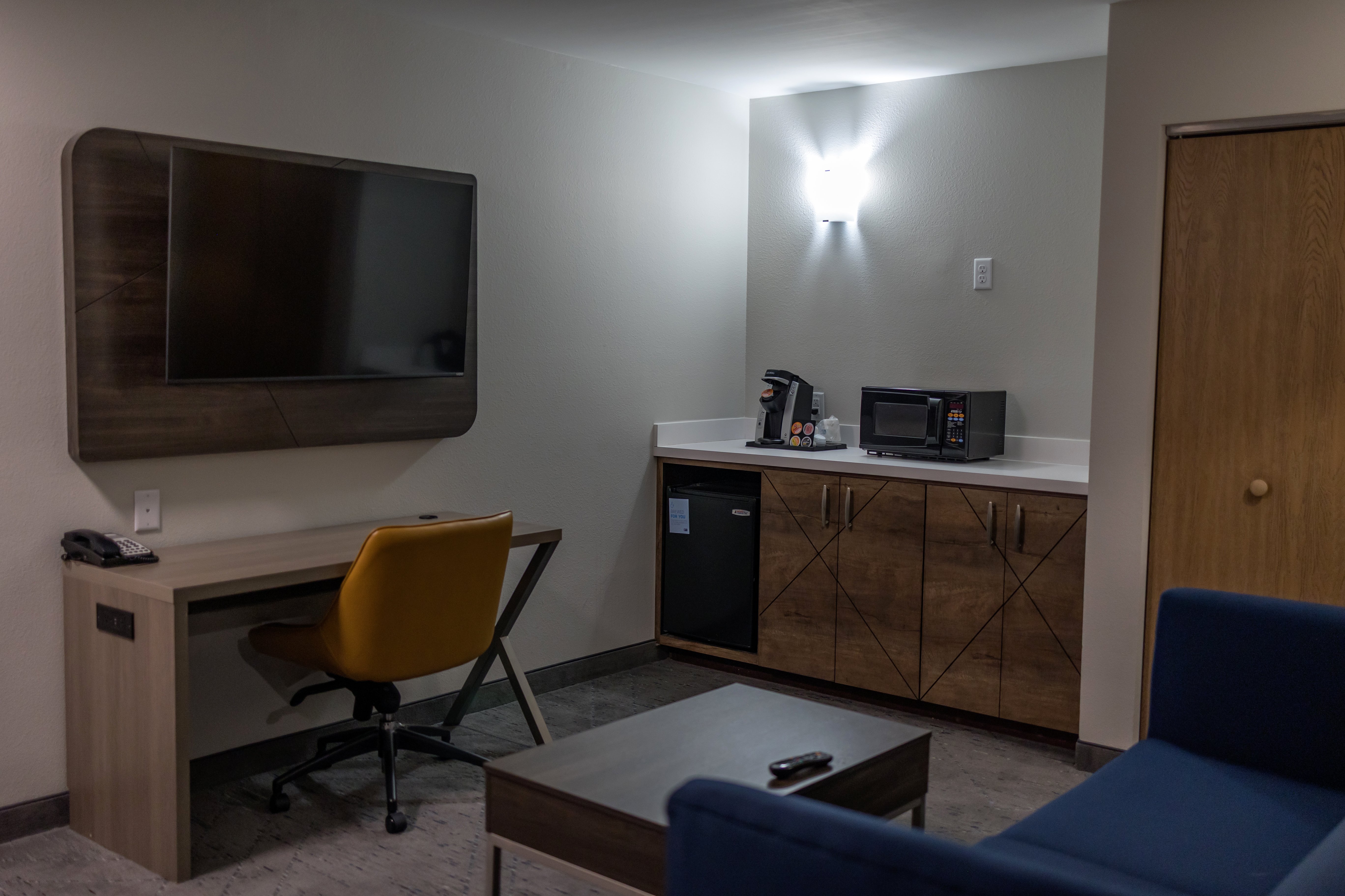 Holiday Inn Express & Suites Torrington 69/78