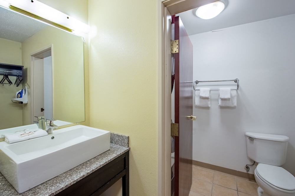 Red Roof Inn and Suites Indianapolis Airport 17/46