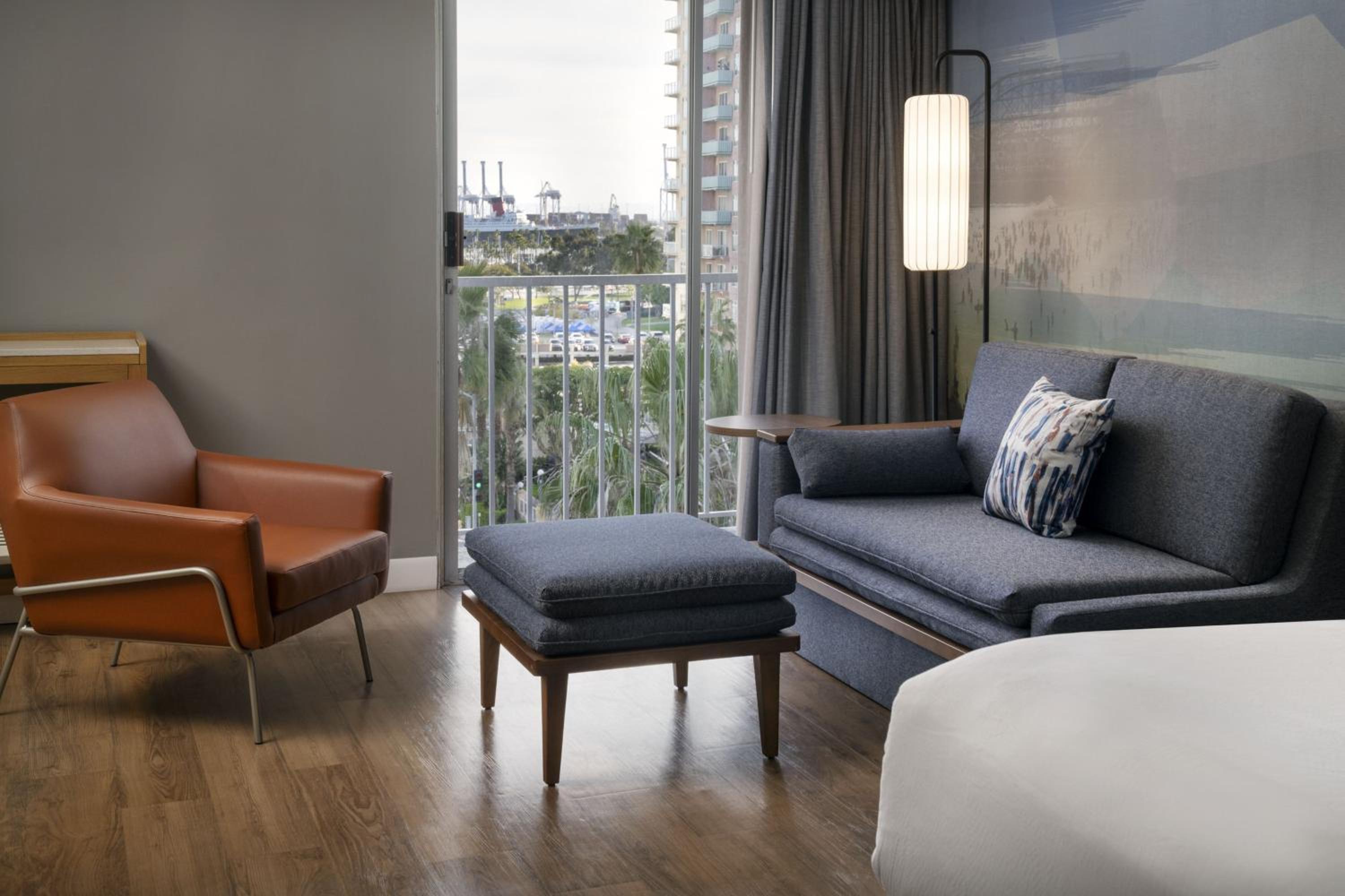 غرفة ديلوكس بسرير كينج بإطلالة على المرفأ مع أريكة، Courtyard Long Beach Downtown 6/10