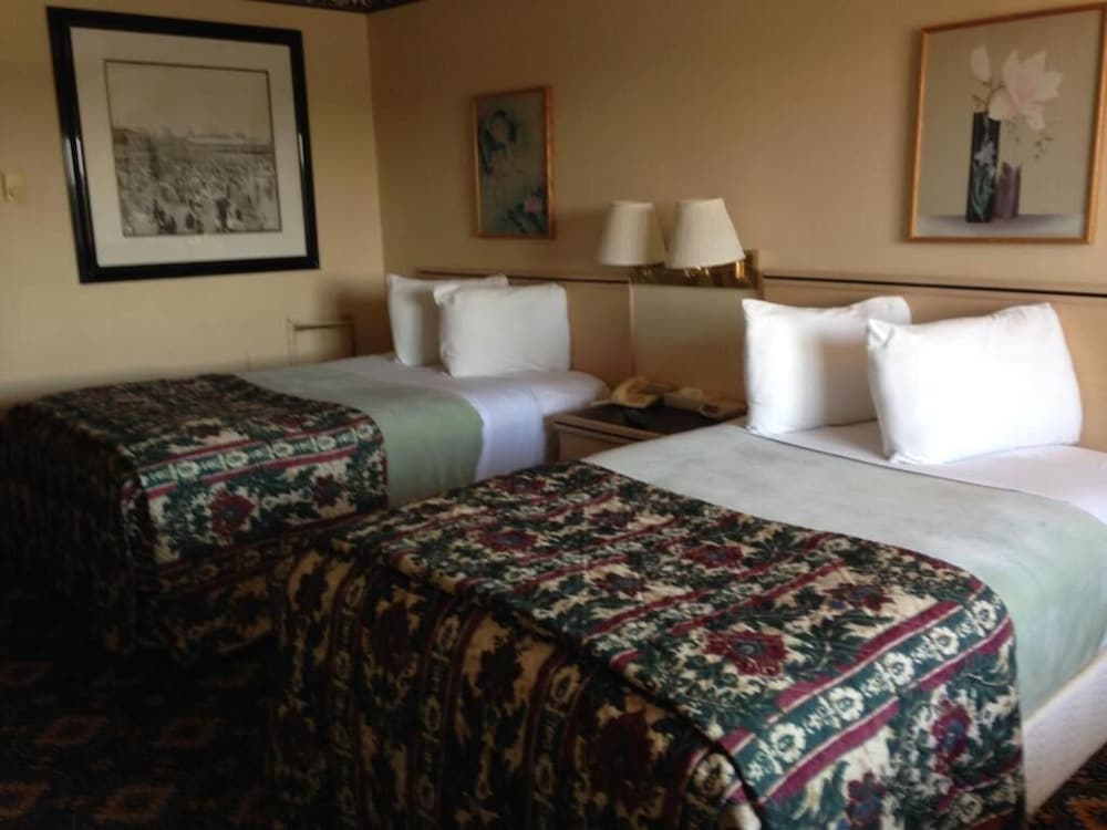 Super 8 by Wyndham Hazleton 18/33