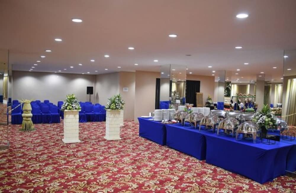 Surabaya Suites Hotel Powered by Archipelago 15/66