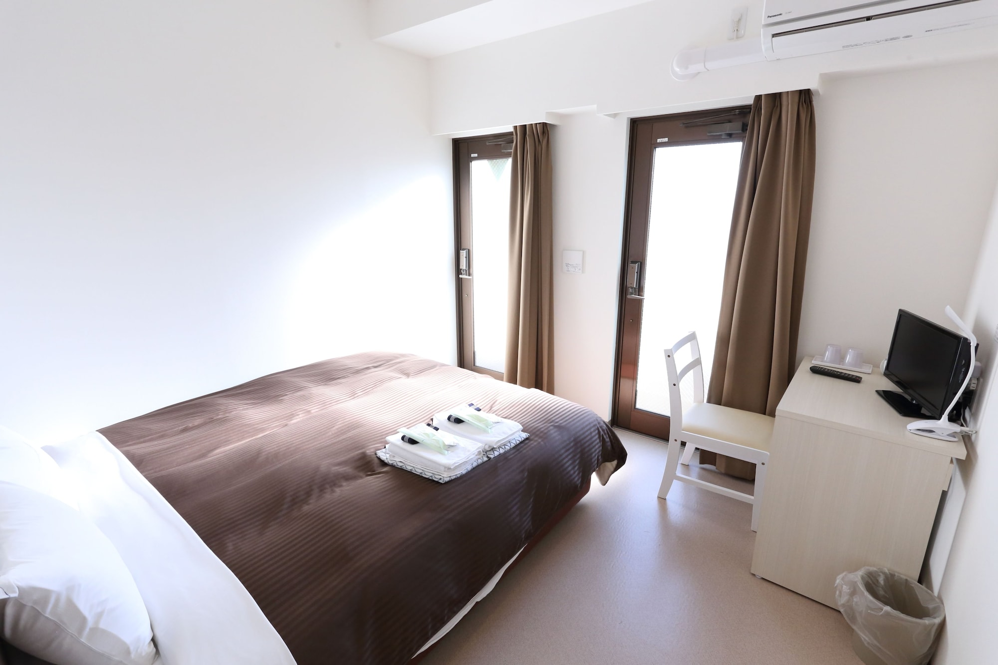 STANDARD, QUEEN BED, CITY VIEW